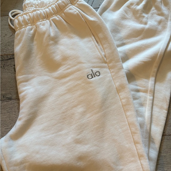 ALO Yoga cream (bone) sweatpants - Picture 4 of 6